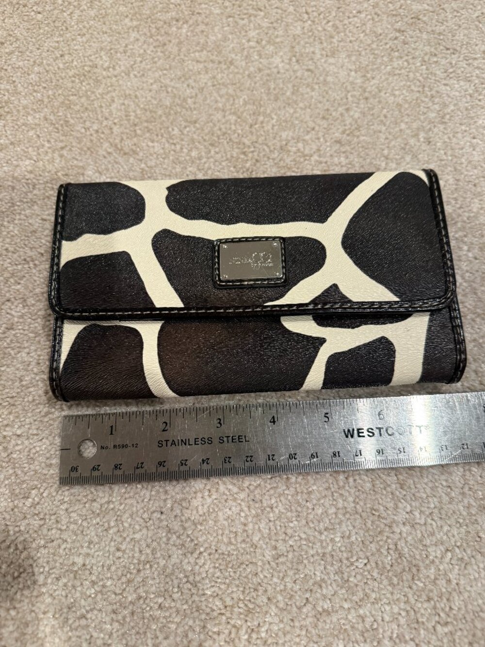 Nine & Co Women's Giraffe Print Trifold Wallet